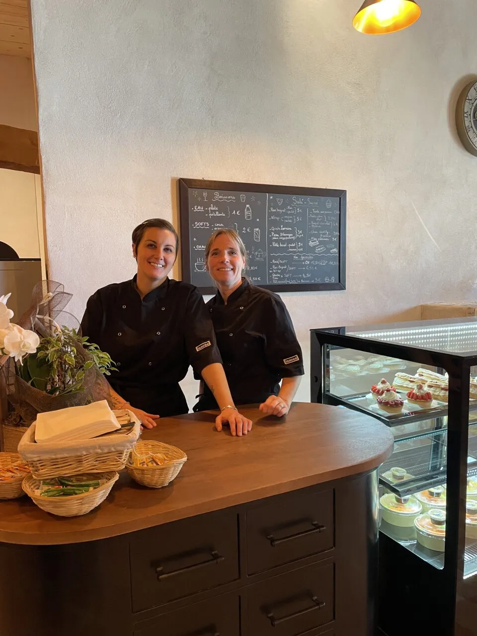 Meggie Haussy et Aurore Candelier au comptoir du salon de thés