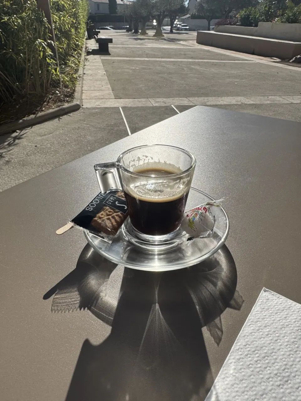 Café servi en terrasse au salon de thé
